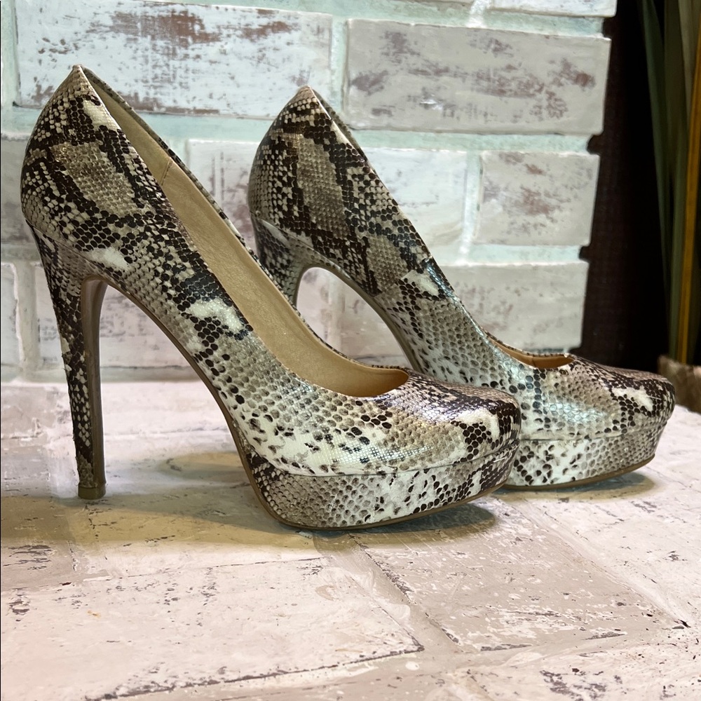 Snakeskin Platform Pumps  5” Heel. Chinese Laundry Women’s size 7  37.5.